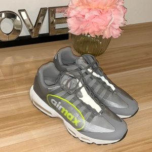NIKE SIZE 9